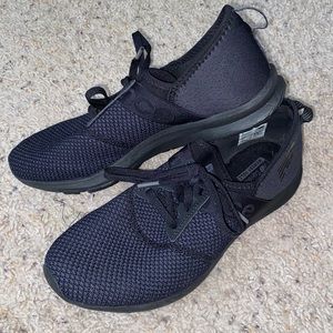 Black tennis shoes